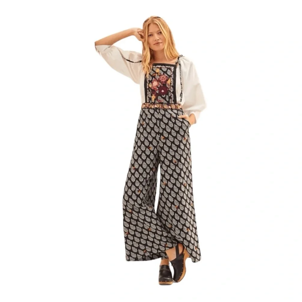NWT ANTHRO Black Floral Embroidered Wide Leg Apron Jumpsuit Overalls Size 10 - Picture 5 of 16